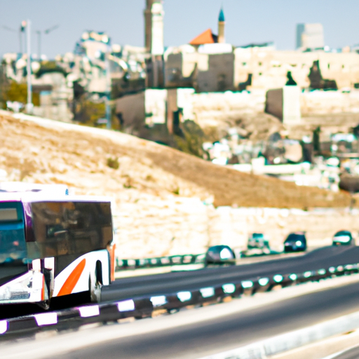 תמונה של אוטובוס הסעות בירושלים, כשברקע הנוף העירוני.
